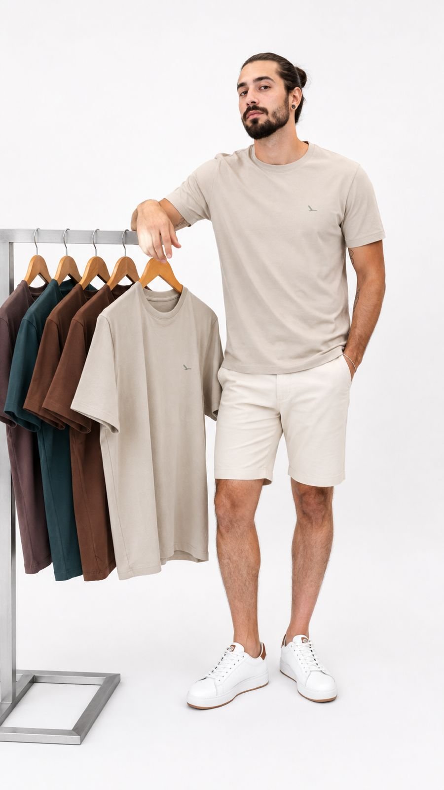 Cliente ao lado de arara com camisetas em diferentes tons