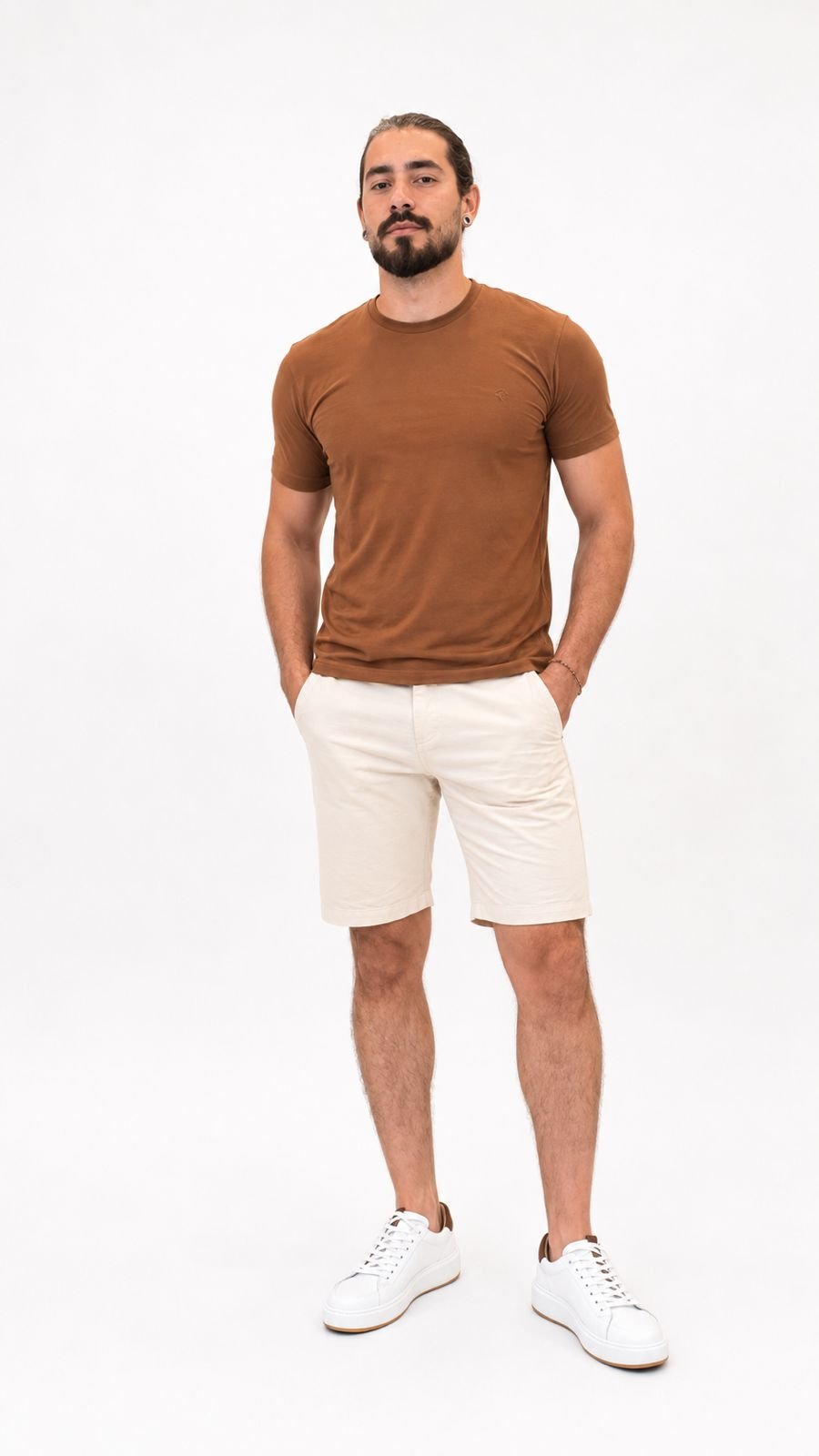 Camiseta caramelo com bermuda em sarja clara