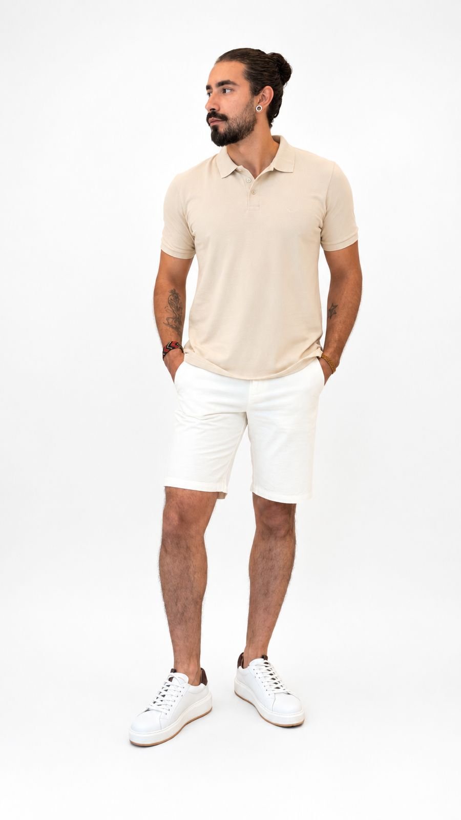 Polo em tom areia com bermuda branca